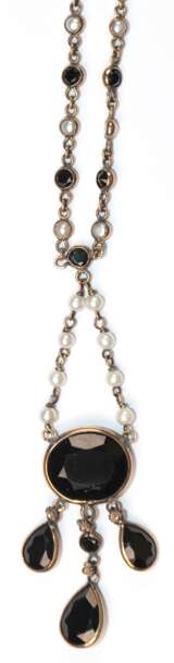 Collier, feine Handarbeit, 9kt / 375er GG, zwischen den Kettengliedern sind von Hand gefertigte Fassungen mit einzeln gesetzten Perlchen und facettierten Onyxkugeln, Länge der Abhängung ca. 5,2 cm, Gesamtlänge der Kette … - photo 1