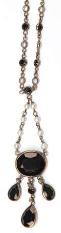 Collier, feine Handarbeit, 9kt / 375er GG, zwischen den Kettengliedern sind von Hand gefertigte Fassungen mit einzeln gesetzten Perlchen und facettierten Onyxkugeln, Länge der Abhängung ca. 5,2 cm, Gesamtlänge der Kette … - photo 1