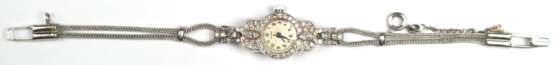 Art Deco-Damenarmbanduhr "Elgin", 900er Platin Gehäuse mit reichlich Diamanten besetzt, 1,5x4,2 cm, 585er WG-Armband mit Sicherheitskettchen, L. 17 cm, Ges.-Gew. 13,5 g, nicht funktionstüchtig - photo 1