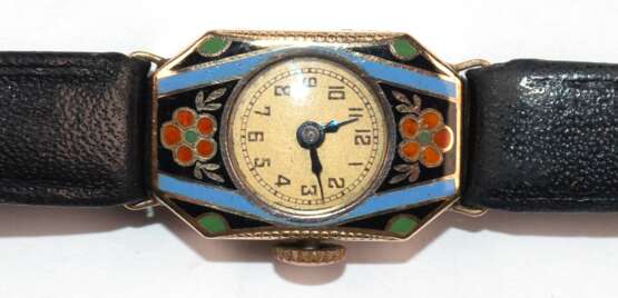 Art Deco-Damenarmbanduhr, achteckiges 585er GG-Gehäuse mit polychromer Emailmalerei, rückseitig etwas gedellt, 2,0x1,4 cm, rundes Zifferblatt mit arabischen Zahlen und gebläuten Zeigern, funktionstüchtig, schwarzes Leder… - photo 1