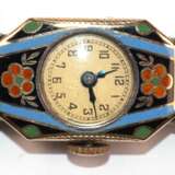 Art Deco-Damenarmbanduhr, achteckiges 585er GG-Gehäuse mit polychromer Emailmalerei, rückseitig etwas gedellt, 2,0x1,4 cm, rundes Zifferblatt mit arabischen Zahlen und gebläuten Zeigern, funktionstüchtig, schwarzes Leder… - photo 1