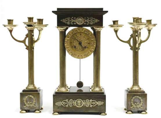 Uhrengarnitur, um 1820, 3-teilig, Messinggehäuse, kannelierte Vollsäulen, Bronzeapplikationen, sign. J. C. Kayser, Ortsbez. Greifswald, Achttagewerk, Halbstundenschlag auf Glocke, Werk läuft an, Fadenpendelaufhängung, H.… - photo 1