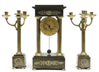Uhrengarnitur, um 1820, 3-teilig, Messinggehäuse, kannelierte Vollsäulen, Bronzeapplikationen, sign. J. C. Kayser, Ortsbez. Greifswald, Achttagewerk, Halbstundenschlag auf Glocke, Werk läuft an, Fadenpendelaufhängung, H.…