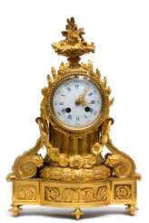 Kaminuhr, Frankreich um 1820, vergoldetes Bronzegehäuse mit Blumen und Girlanden, gefüllter Blumenkorb als Bekrönung, Schlagwerk auf Glocke, hintere Werkabdeckung fehlt, Werk läuft an, 42x27x14 cm