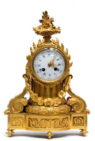Kaminuhr, Frankreich um 1820, vergoldetes Bronzegehäuse mit Blumen und Girlanden, gefüllter Blumenkorb als Bekrönung, Schlagwerk auf Glocke, hintere Werkabdeckung fehlt, Werk läuft an, 42x27x14 cm - Foto 1