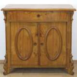 Louis-Philippe-Halbschrank, Esche furniert, 2-türiger Korpus mit 1 Schubkasten, 3-seitig geschweifte Platte, 80x85x43 cm - photo 1