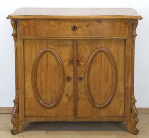 Louis-Philippe-Halbschrank, Esche furniert, 2-türiger Korpus mit 1 Schubkasten, 3-seitig geschweifte Platte, 80x85x43 cm - photo 1