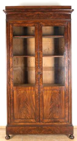 Spätbiedermeier-Vitrine, Mahagoni furniert, 2 Türen im oberen Bereich verglast, 5 Einlegeböden, Gebrauchspuren, Furnierfehlstellen, 1 seitl. Zierleiste fehlt, 210x110x39 cm - photo 1