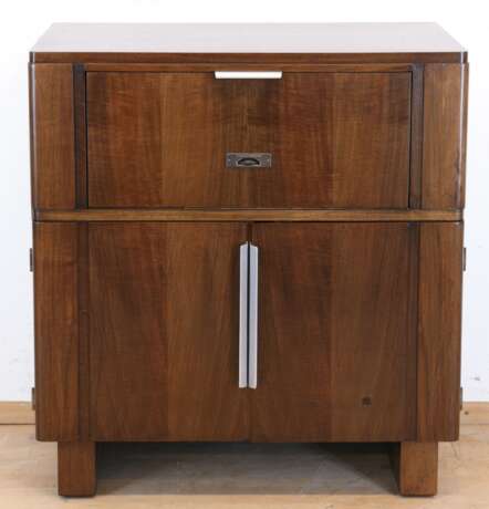 Art-Deco-Plattenspielerschrank für Schellackplatten, Telefunken, um 1930, Nußbaum, Gehäuse aufgearbeitet, 2-türiger Korpus mit 1 Klappe, elektrische Funktion nicht geprüft, 79x73x43 cm - photo 1