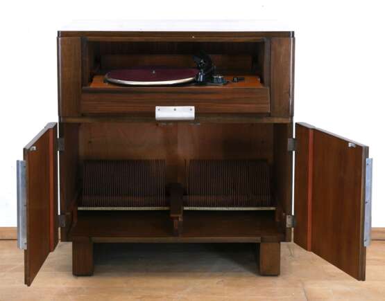 Art-Deco-Plattenspielerschrank für Schellackplatten, Telefunken, um 1930, Nußbaum, Gehäuse aufgearbeitet, 2-türiger Korpus mit 1 Klappe, elektrische Funktion nicht geprüft, 79x73x43 cm - photo 2