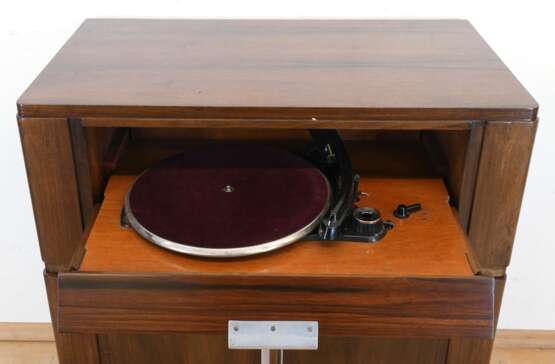 Art-Deco-Plattenspielerschrank für Schellackplatten, Telefunken, um 1930, Nußbaum, Gehäuse aufgearbeitet, 2-türiger Korpus mit 1 Klappe, elektrische Funktion nicht geprüft, 79x73x43 cm - photo 3