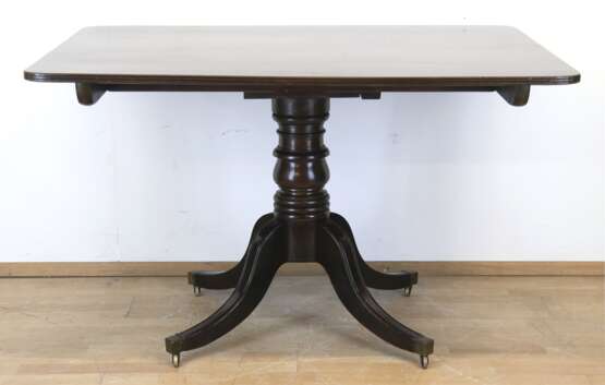 Breakfasttable, England um 1880, Mahagoni massiv, über 4 geschwungenen Füßen auf Rollen gedrechselte Säule mit klappbarer Platte, aufgearbeitet, 75x125x95 cm - Foto 1