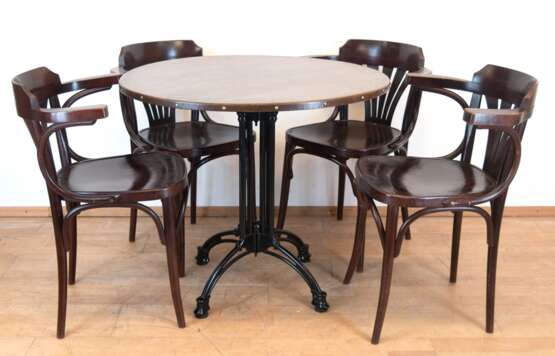 Bistrotisch und 4 Thonet-Stühle, runder Metalltisch mit Holzplatte, H. 73 cm, Dm. 84 cm - Foto 1