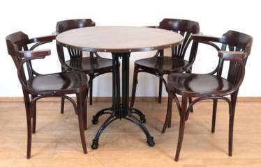 Bistrotisch und 4 Thonet-Stühle, runder Metalltisch mit Holzplatte, H. 73 cm, Dm. 84 cm