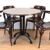 Bistrotisch und 4 Thonet-Stühle, runder Metalltisch mit Holzplatte, H. 73 cm, Dm. 84 cm - Foto 1