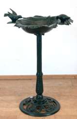 Vogeltränke, Gußeisen, grün gefasst, auf durchbrochenem Fuß, 2 plastische Vögel auf Rand sitzend, H. 77 cm, Dm. ca. 50 cm
