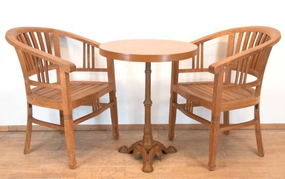 Gartentisch mit 2 Armlehnstühlen, Tisch mit Gußeisengestell, braun gefaßt, runde Holzplatte, H. 75 cm, Dm. 65 cm, Armlehnstühle aus Massivholz - photo 1