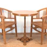 Gartentisch mit 2 Armlehnstühlen, Tisch mit Gußeisengestell, braun gefaßt, runde Holzplatte, H. 75 cm, Dm. 65 cm, Armlehnstühle aus Massivholz - photo 1