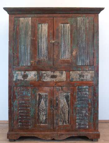 Schrank, Indonesien, Massivholz, farbig gefaßt, mit 4 Türen und 3 Schubladen, 2 Einlegebretter, Gebrauchspuren, 184x135x66 cm - photo 1