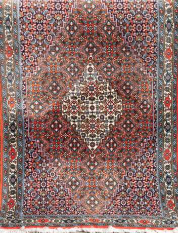 Bidjar, Persien, kleingemustert auf rotem Grund, mittig helles Medaillon, 156x93 cm - Foto 1