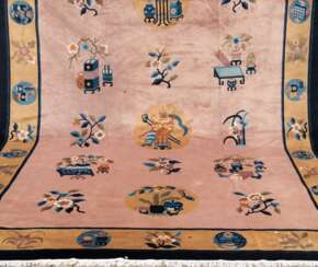Teppich, China Pekan, rosagundig mit Blumenornamenten, gelbrandig, Fransen unterschiedl. lang, 335x245 cm