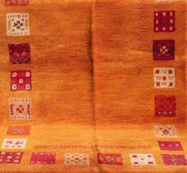 Gabbeh-Teppich, geometrisches Randmuster auf orangenem Grund, etwas fleckig, 230x160 cm