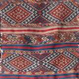 Alte Anatolische Tasche, Sumakhtechnik, Pflanzenfarben,geometrisch gemustert, stark repariert, Kanten eingerissen, 120x65 cm - photo 1