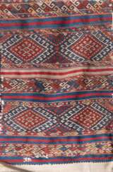 Alte Anatolische Tasche, Sumakhtechnik, Pflanzenfarben,geometrisch gemustert, stark repariert, Kanten eingerissen, 120x65 cm
