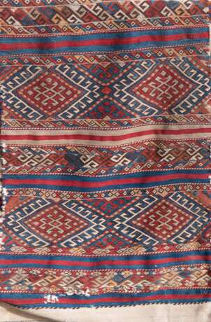 Alte Anatolische Tasche, Sumakhtechnik, Pflanzenfarben,geometrisch gemustert, stark repariert, Kanten eingerissen, 120x65 cm - photo 1