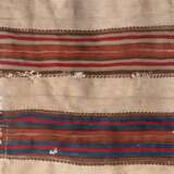 Alte Anatolische Tasche, Sumakhtechnik, Pflanzenfarben,geometrisch gemustert, stark repariert, Kanten eingerissen, 120x65 cm - photo 2