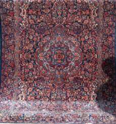 Sarok, Persien um 1920, Pflanzenfarben, durchgehendes rotes Floralmuster auf blauem Grund, belaufen, Reinigung empfohlen, 190x130 cm