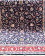 Overview. Keschan, durchgehendes Blumenmuster auf blauem Grund, 305x245 cm