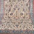 Ghom, durchgehendes Blumenmuster auf hellem Grund, hellblauer Rand, 350x235 cm - Сейчас на аукционе