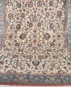 Overview. Ghom, durchgehendes Blumenmuster auf hellem Grund, hellblauer Rand, 350x235 cm