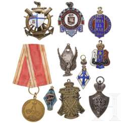 Neun Abzeichen und eine Medaille, 19./20. Jhdt.