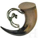 Offiziersgeschenk in Form eines Pulverhorns, datiert 1873 - photo 1