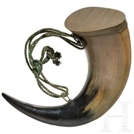 Offiziersgeschenk in Form eines Pulverhorns, datiert 1873 - photo 1