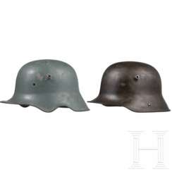 Zwei Helmglocken