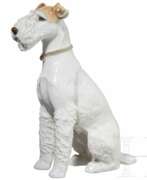 Allach Porcelain Factory. Porzellanmanufaktur Allach - sitzender Foxterrier in farbiger Ausführung