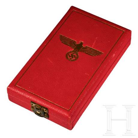 An Order of the German Eagle 5th Class 1943-45 with Swords by Godet & Co., in its original case of issue - photo 2