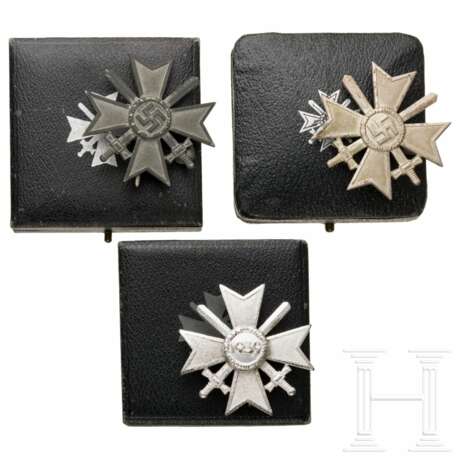 Zwei Kriegsverdienstkreuze 1939 1. Klasse mit Schwertern im Etui - photo 1