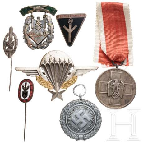 Konvolut Orden und Kleinabzeichen - photo 1