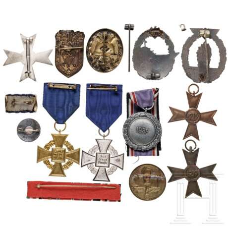 Zerstörer-Kriegsabzeichen, Minensucher-Abzeichen, Kriegsverdienstkreuz 1. Klasse 1939 und weitere Orden - photo 2