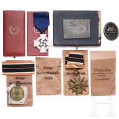 Sammlung Orden, Etuis, Tüten und eine KdF-Plakette