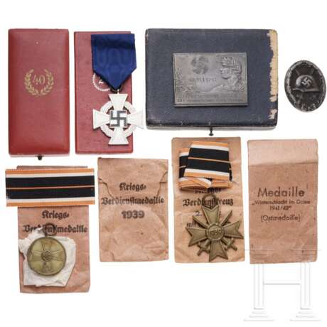 Sammlung Orden, Etuis, Tüten und eine KdF-Plakette - photo 1