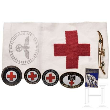 Sammlung DRK-Broschen, -Armbinde und weitere Abzeichen - photo 1