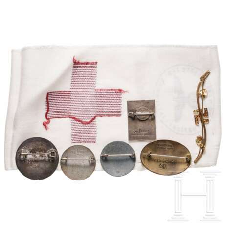 Sammlung DRK-Broschen, -Armbinde und weitere Abzeichen - photo 2
