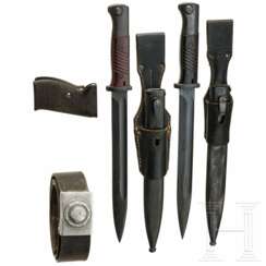 Konvolut mit zwei SG 84/98 der Wehrmacht, einem Koppel des RAD und Griffschalen zur P38