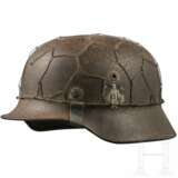 Stahlhelm M 35 des Heeres mit einem Abzeichen und Drahtnetz - Foto 1