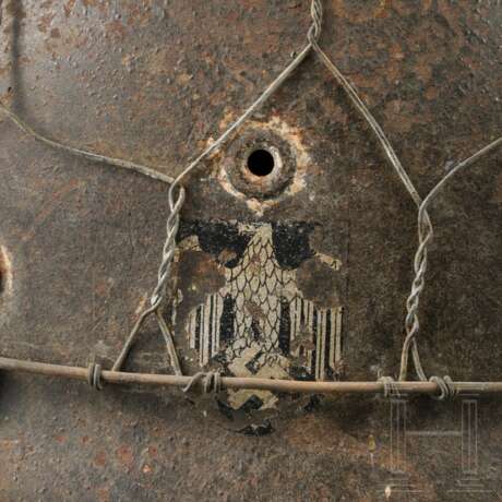 Stahlhelm M 35 des Heeres mit einem Abzeichen und Drahtnetz - Foto 5